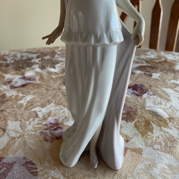 RETIRED 1998 ‘TALK OF THE TOWN LLADRO’ PORCELAIN FIGURINE-Item#01005788 - Picture 4 of 14
